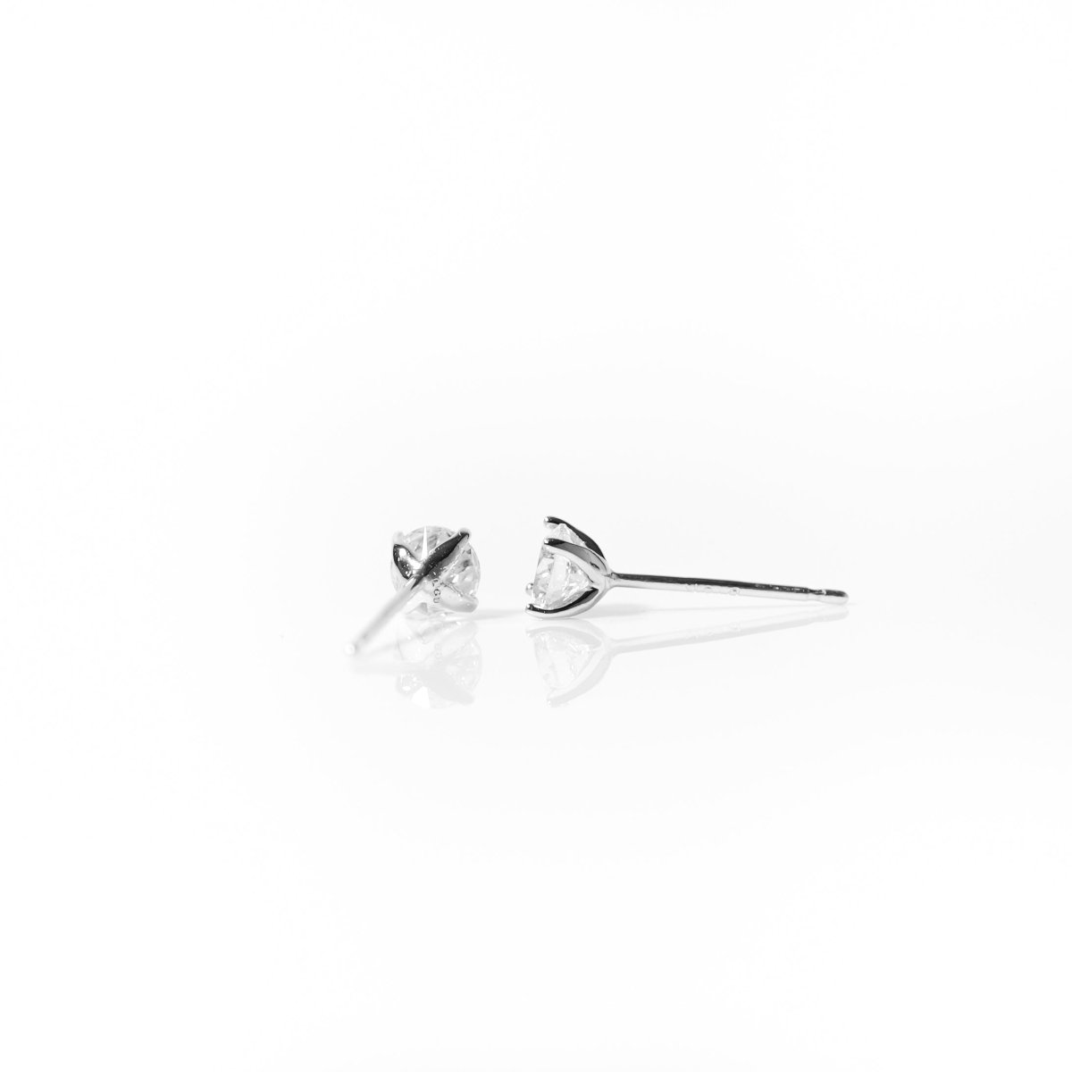 18K 0.3ct Lab Grown Diamond Studs - Single claw (WG) - aucentic