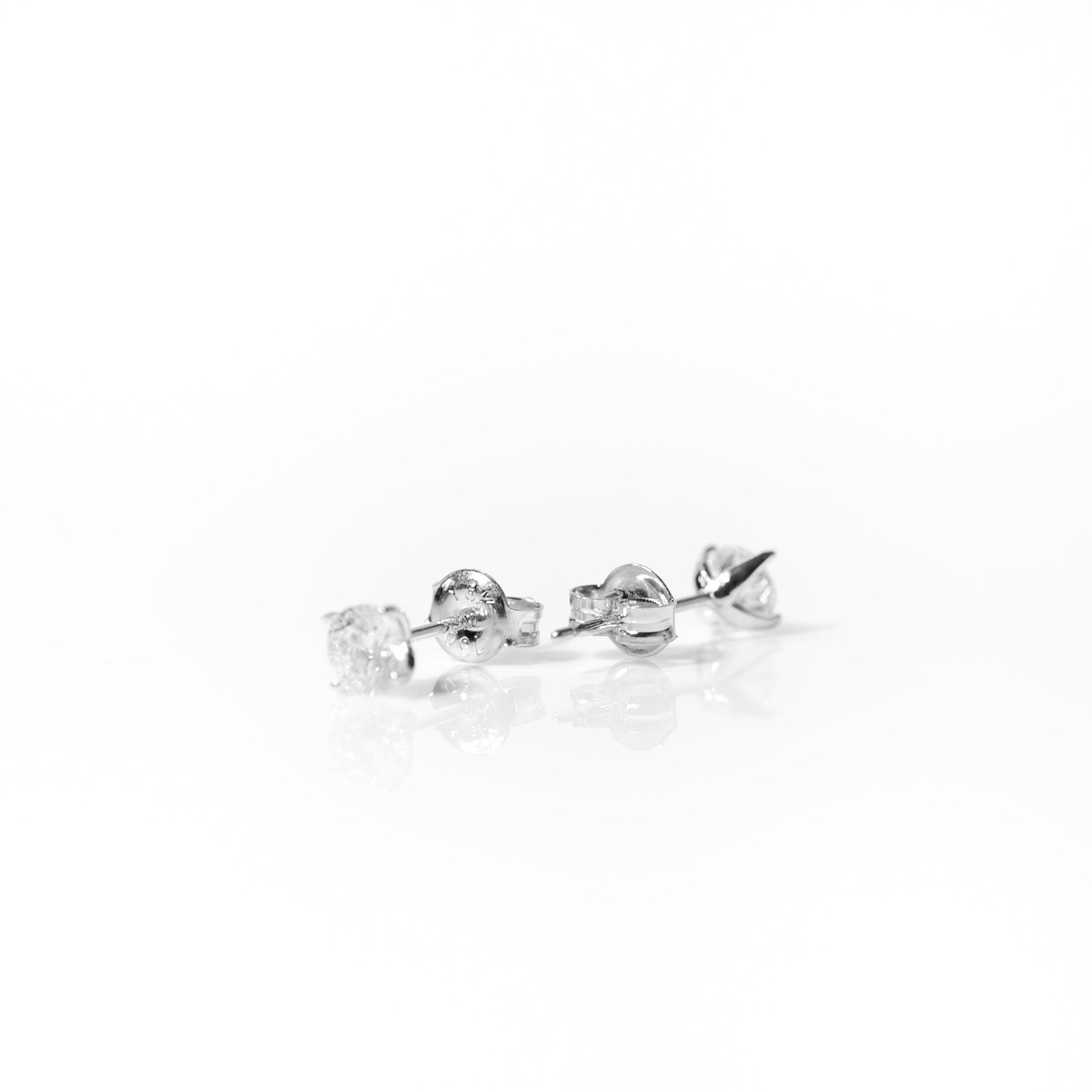 18K 0.3ct Lab Grown Diamond Studs - Single claw (WG) - aucentic