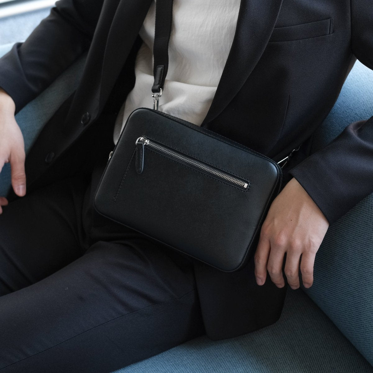 <受注生産5月19日〜順次出荷>Italian Saffiano Leather Crossbody Bag (Black) - aucentic