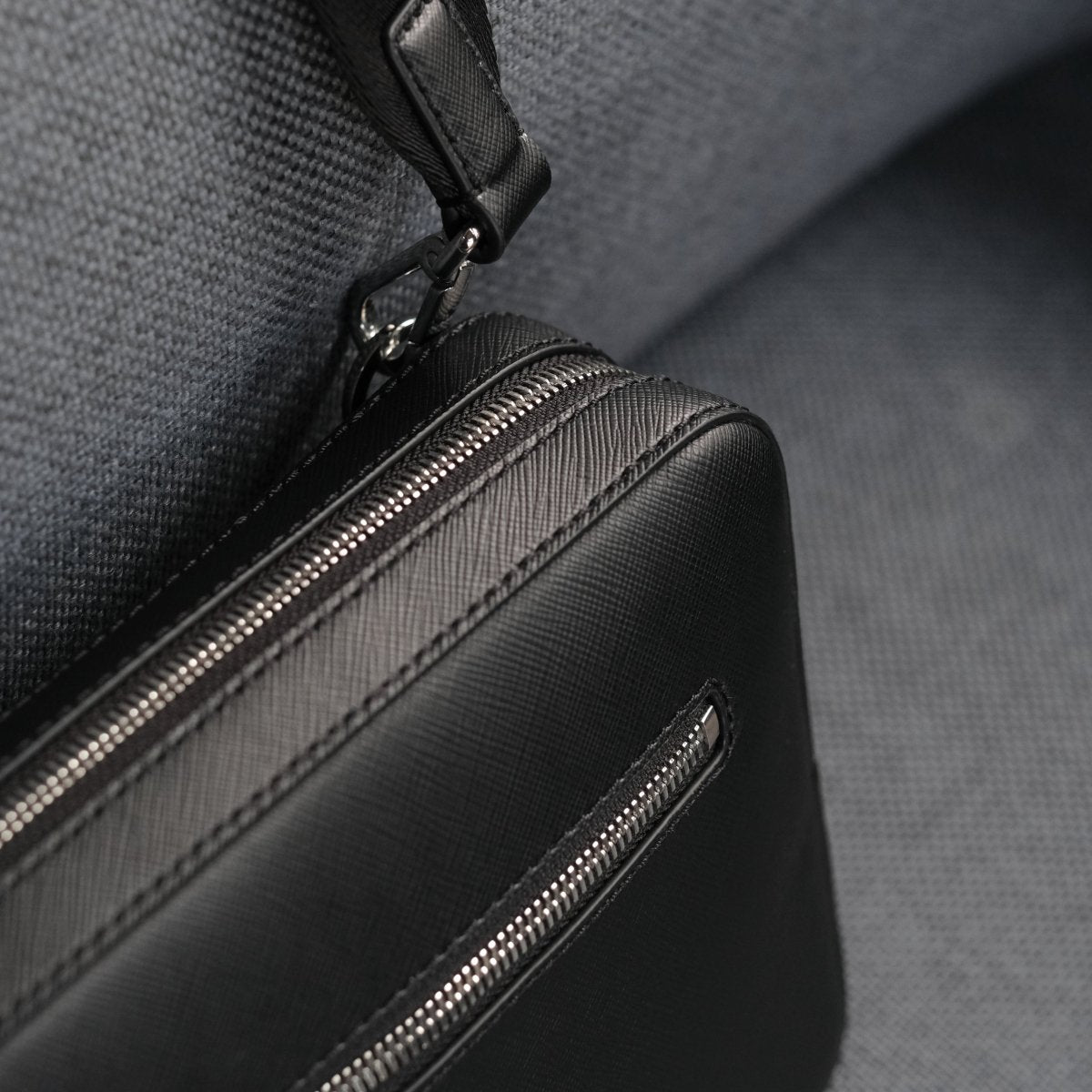 <受注生産5月25日〜順次出荷>Italian Saffiano Leather Crossbody Bag (Black) - aucentic