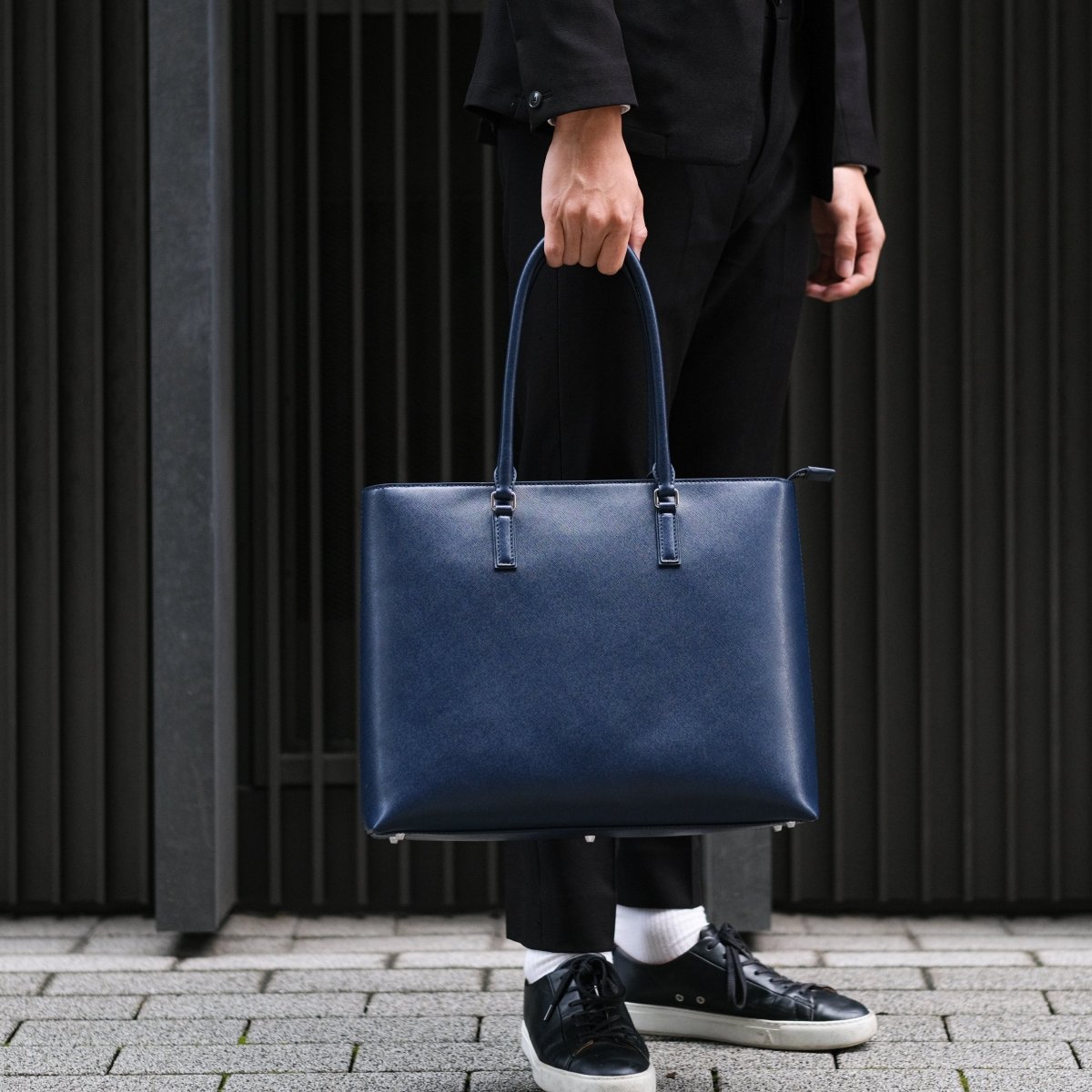 <受注生産 5月25日より順次配送>Italian Saffiano Leather Tote (Navy) - aucentic