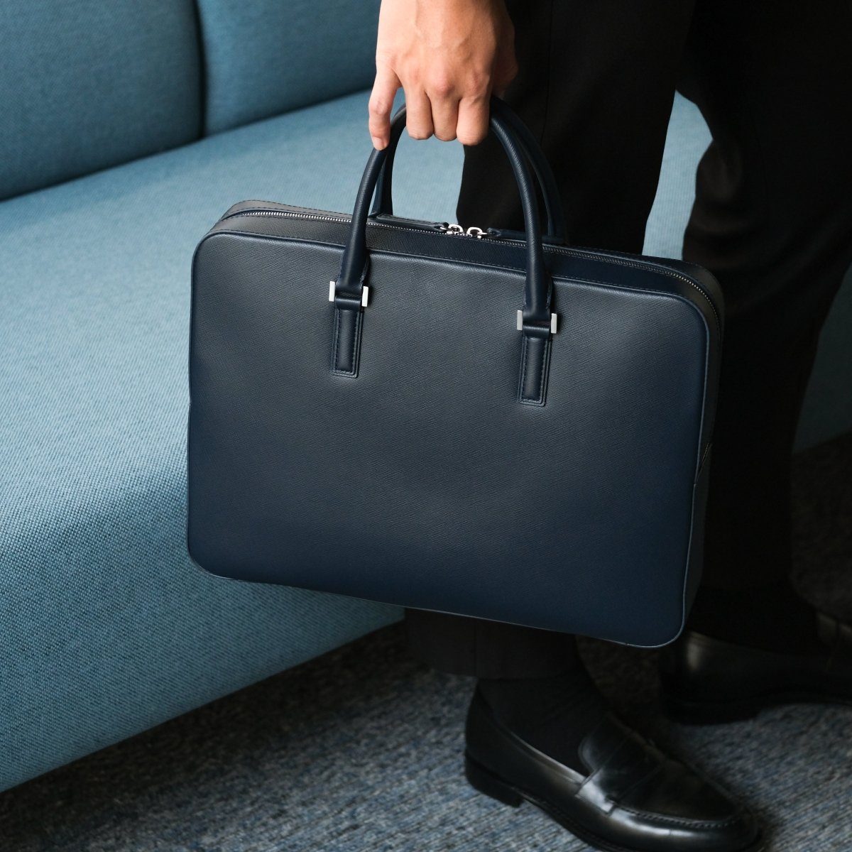 <予約販売：6月9日より順次発送予定>Italian Saffiano Leather Briefcase (Navy) - aucentic