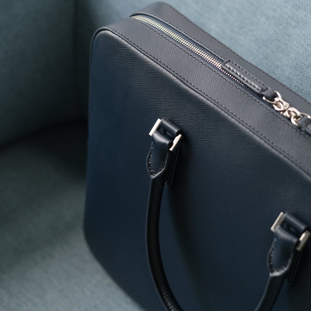 <予約販売：6月9日より順次発送予定>Italian Saffiano Leather Briefcase (Navy) - aucentic
