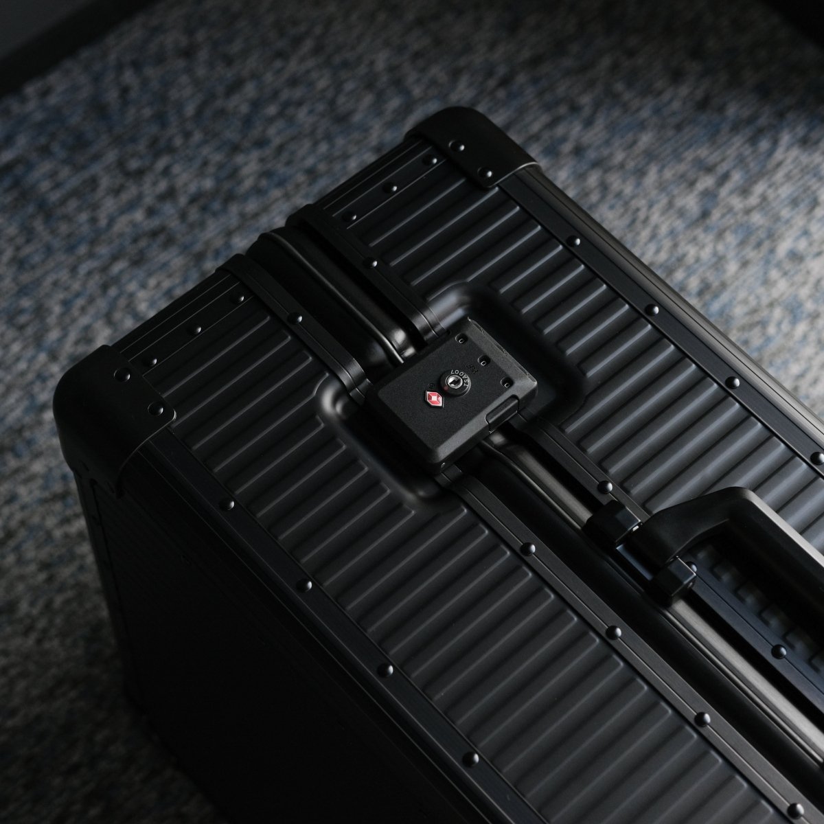 <受注生産 6月下旬より順次配送>Stripe Aluminum Suitcase(Black) - aucentic