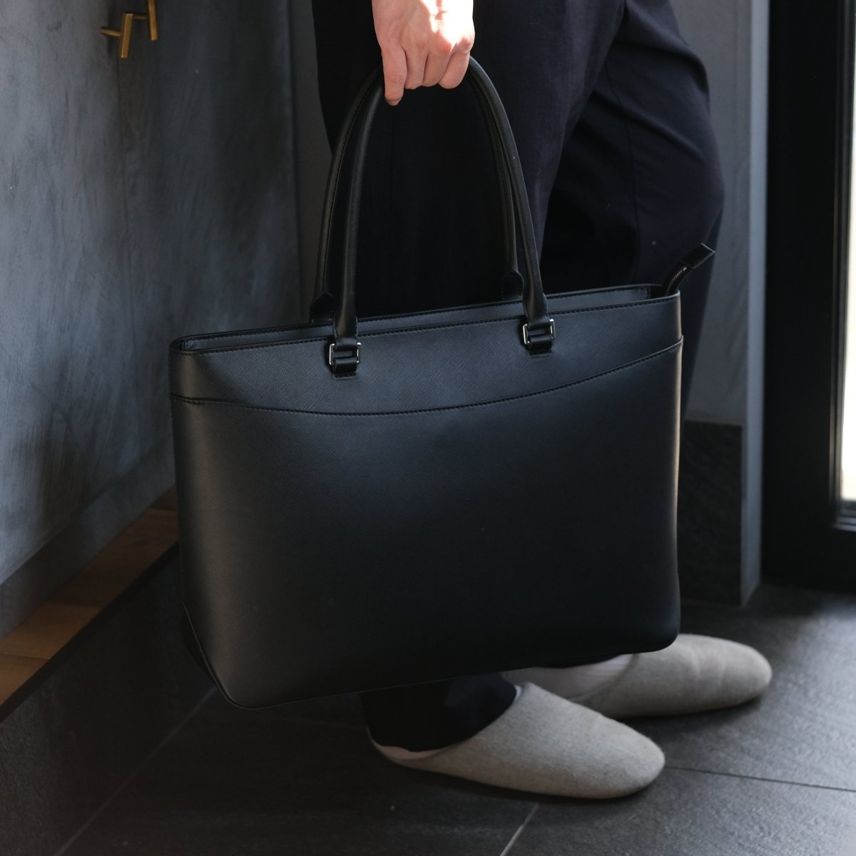 <受注生産：7月7日より順次発送予定>Italian Saffiano Vessel Tote (Black) - aucentic