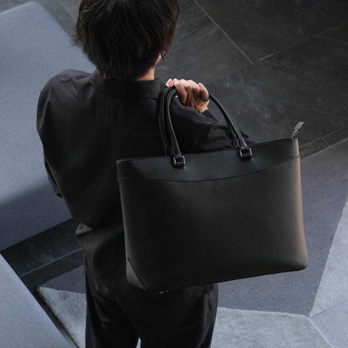 <受注生産：7月7日より順次発送予定>Italian Saffiano Vessel Tote (Black) - aucentic