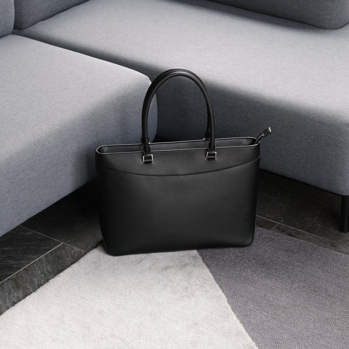 <受注生産：7月7日より順次発送予定>Italian Saffiano Vessel Tote (Black) - aucentic