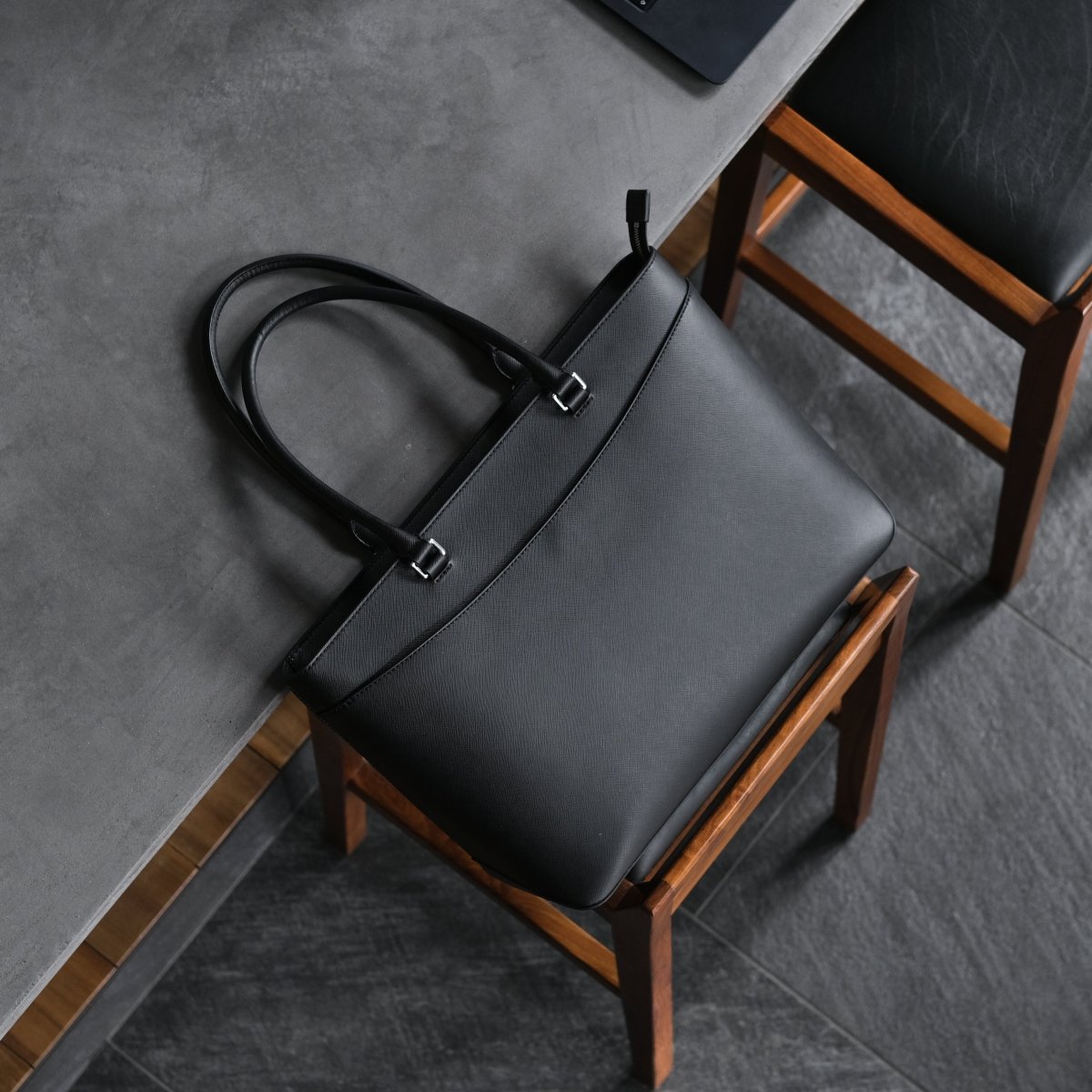 <受注生産：7月7日より順次発送予定>Italian Saffiano Vessel Tote (Black) - aucentic