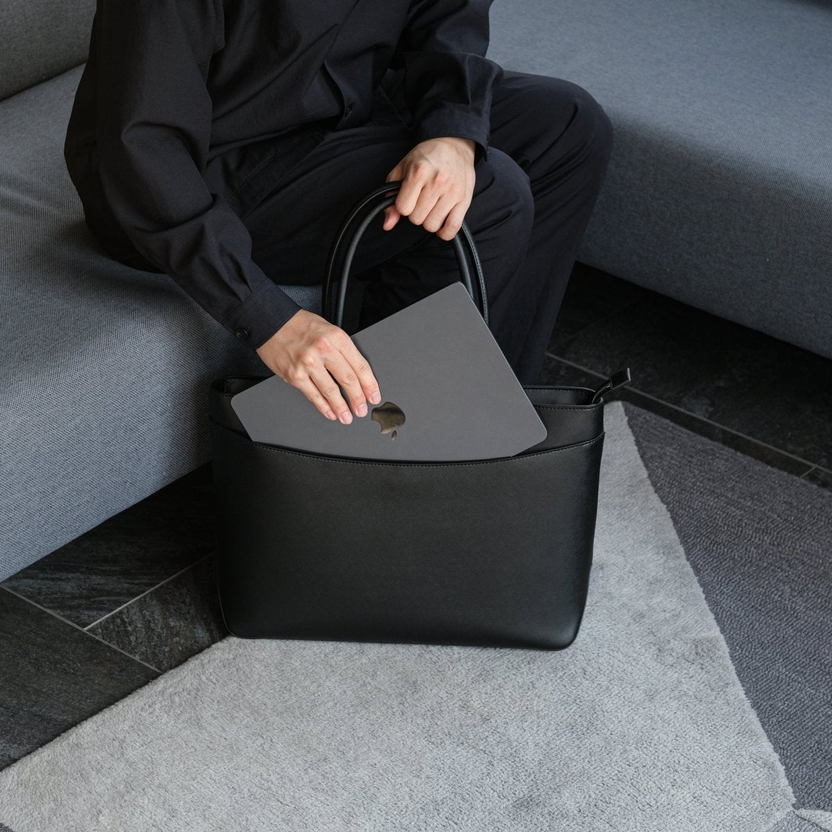 <受注生産：7月7日より順次発送予定>Italian Saffiano Vessel Tote (Black) - aucentic