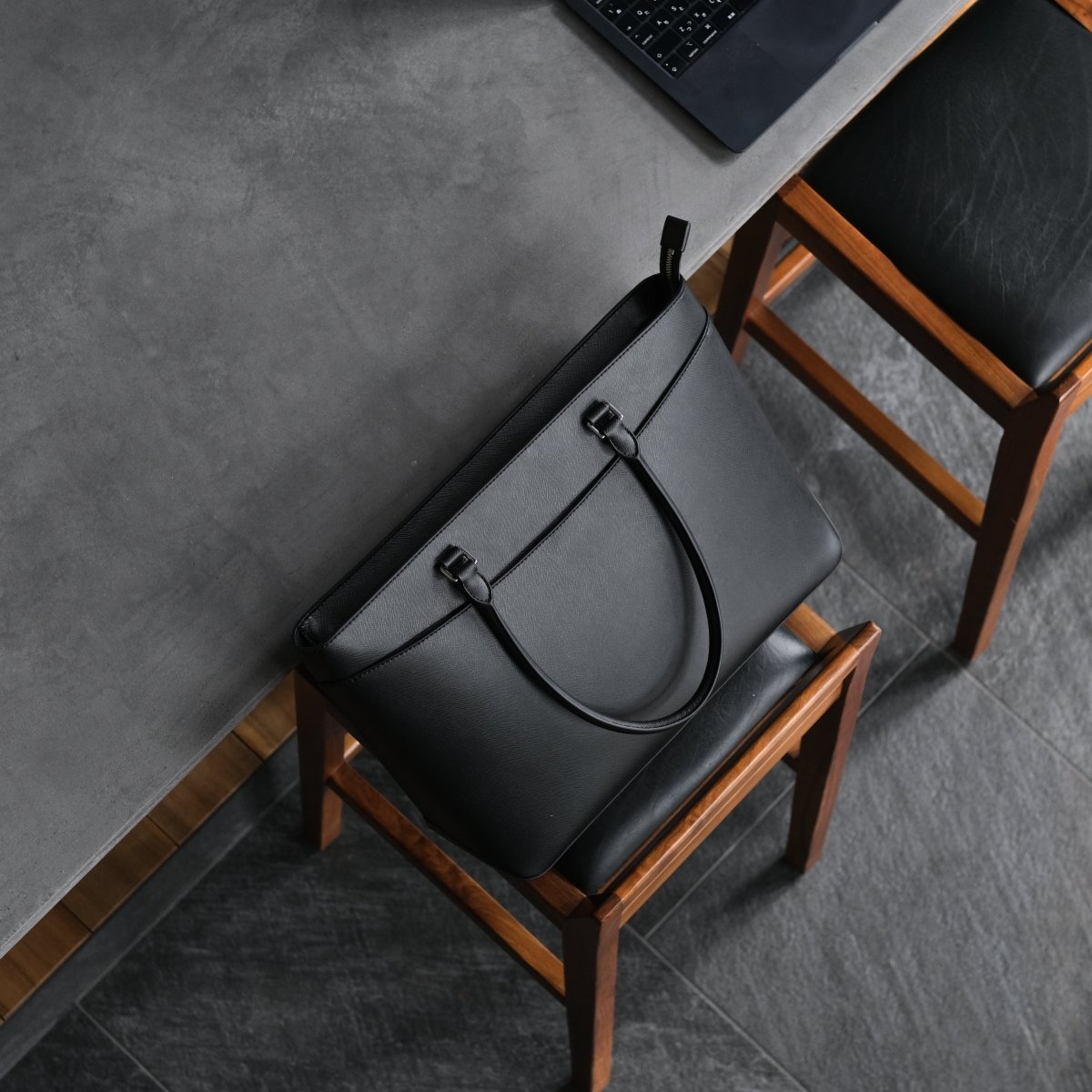<受注生産：7月7日より順次発送予定>Italian Saffiano Vessel Tote (Black) - aucentic