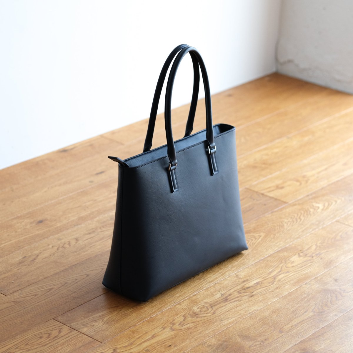 <受注生産：8月30日より順次発送予定>Italian Saffiano Leather Tote (Navy) - aucentic