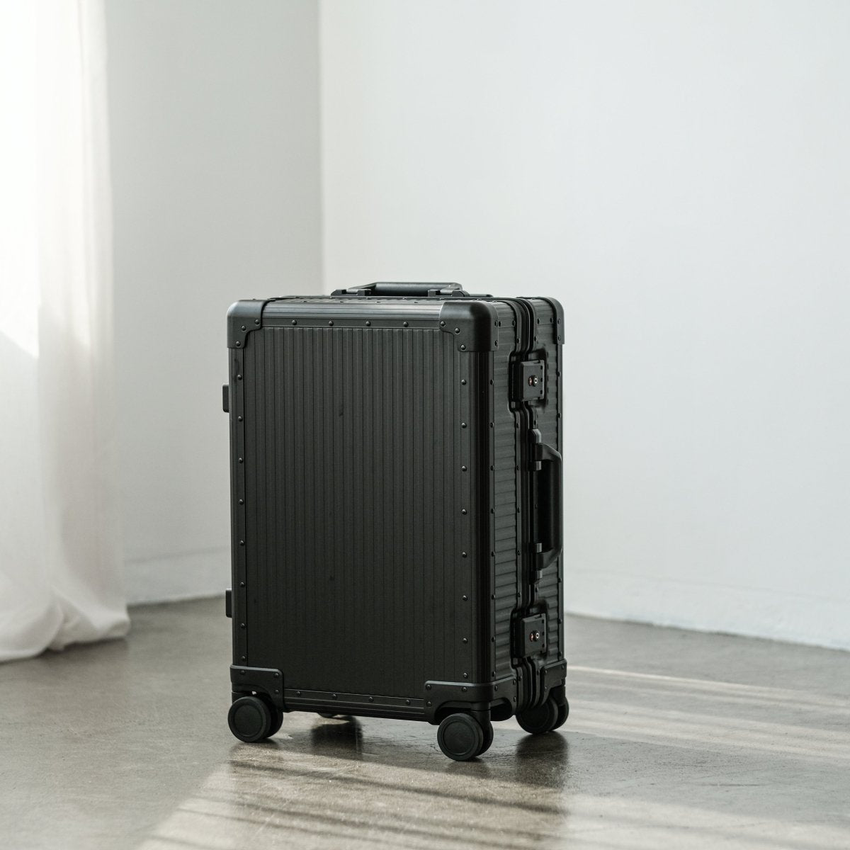 <受注生産 9月末より順次発送>Stripe Aluminum Suitcase(Black) - aucentic