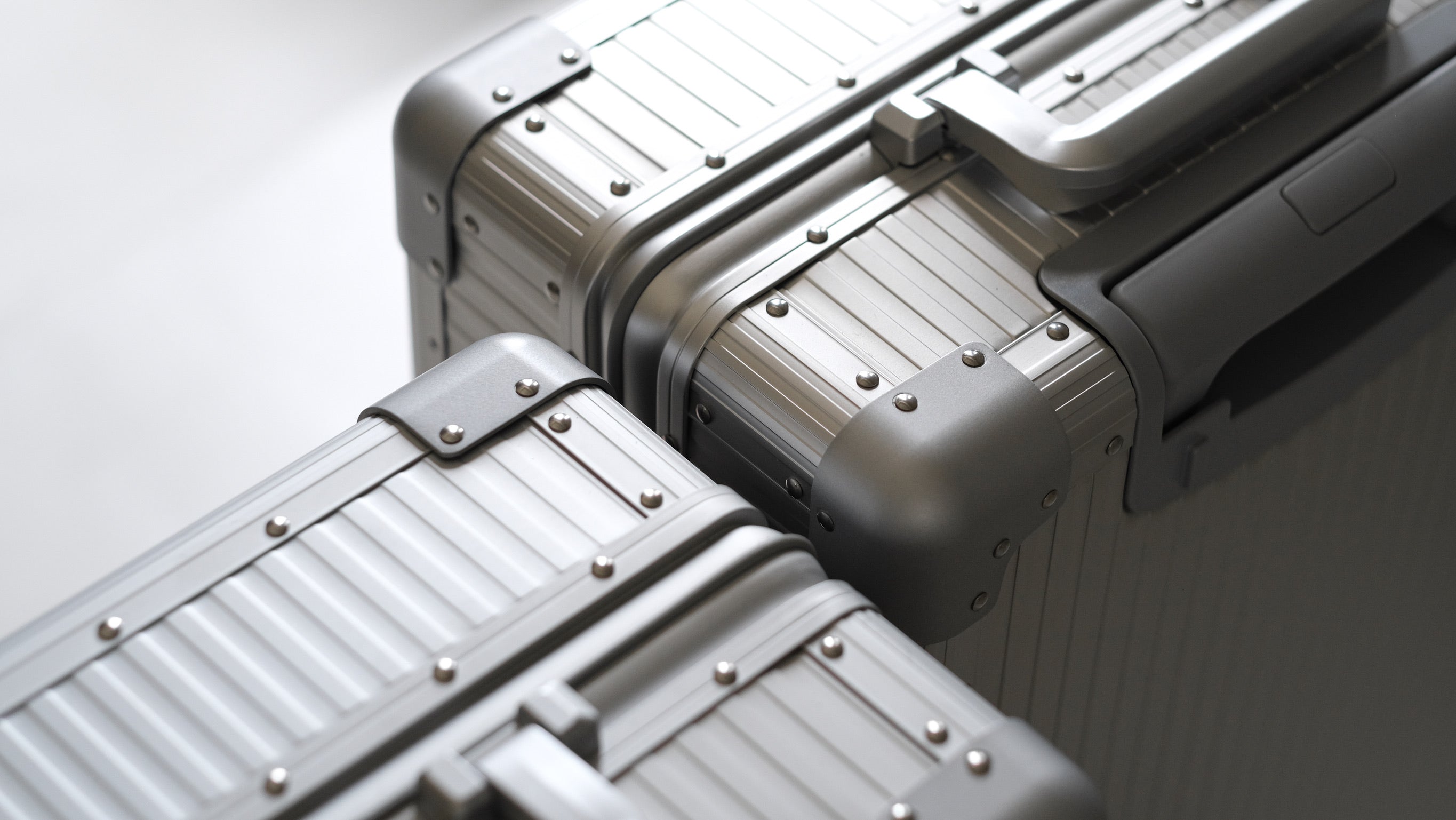 STRIPE ALUMINUM SUITCASE