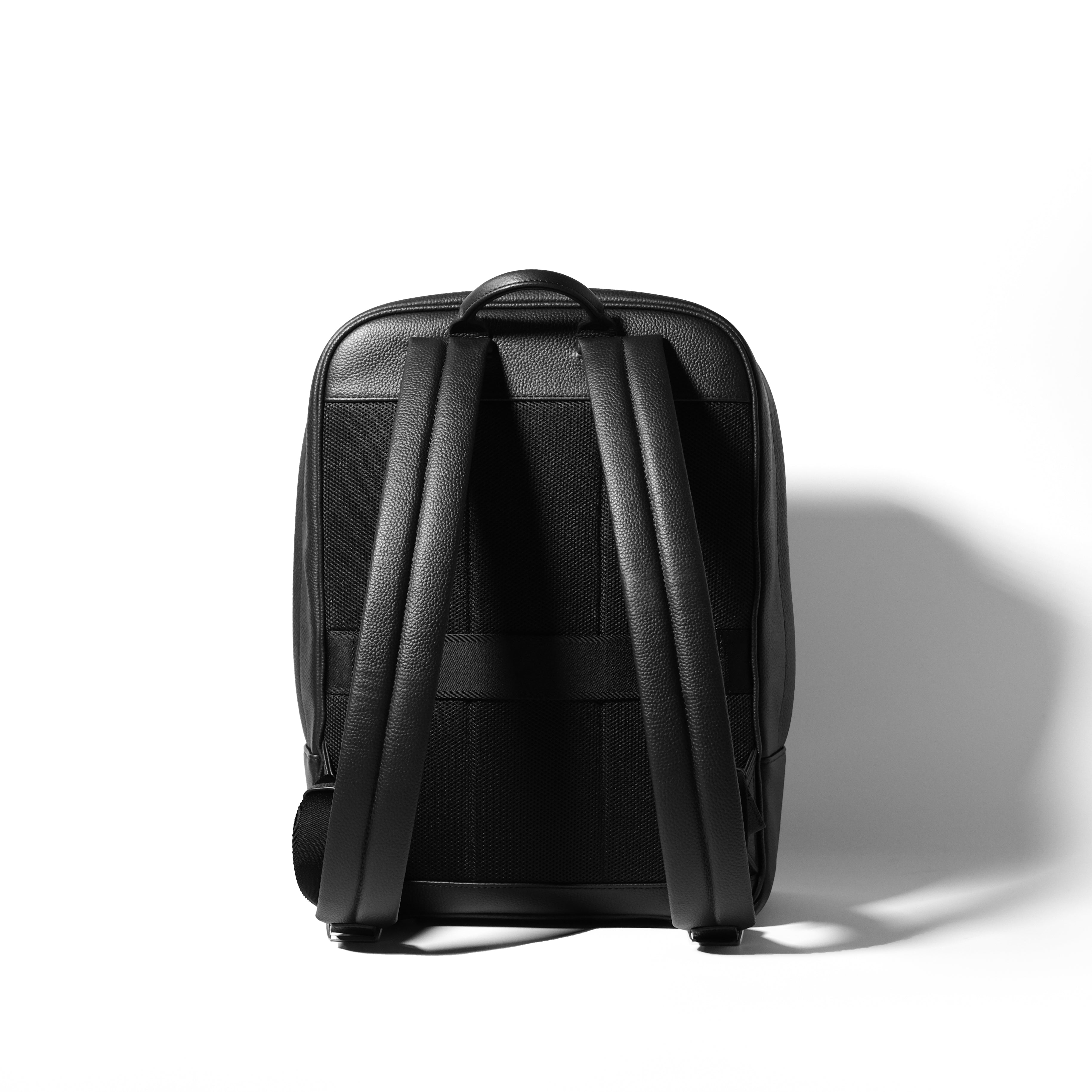 <tc>Full Grain Leather Backpack

</tc>