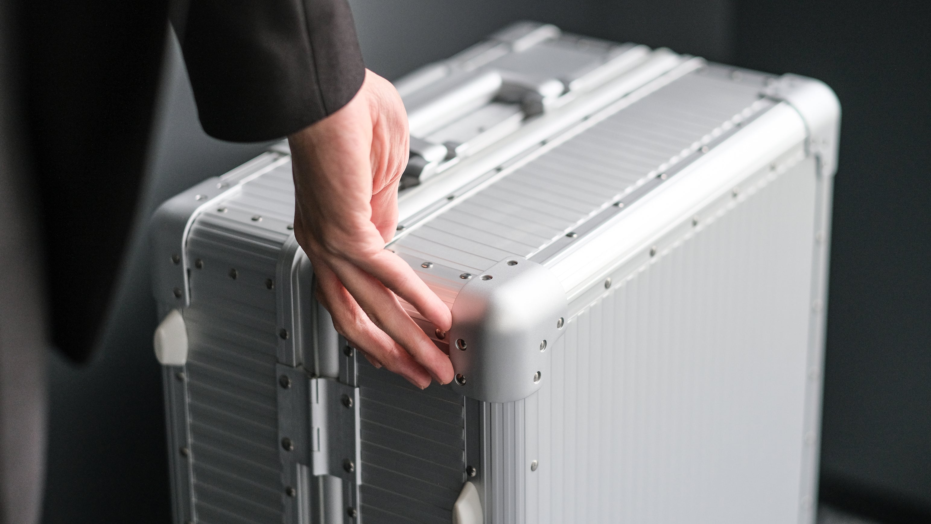 STRIPE ALUMINUM SUITCASE