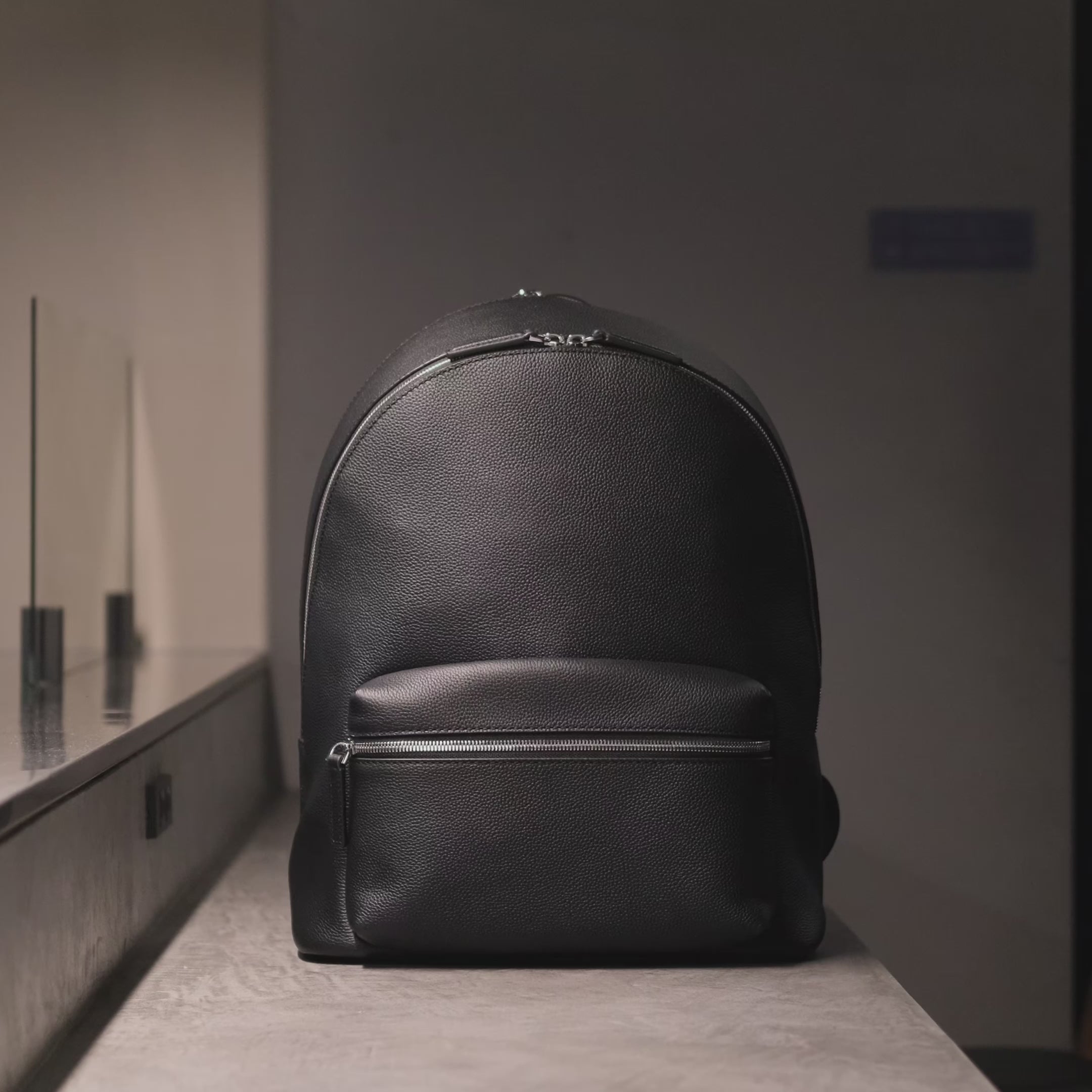 aucentic ブラック レザーバックパック　最終値下げ　早い者勝ち フルグレインレザーバックパック｜aucentic(オーセンティック)