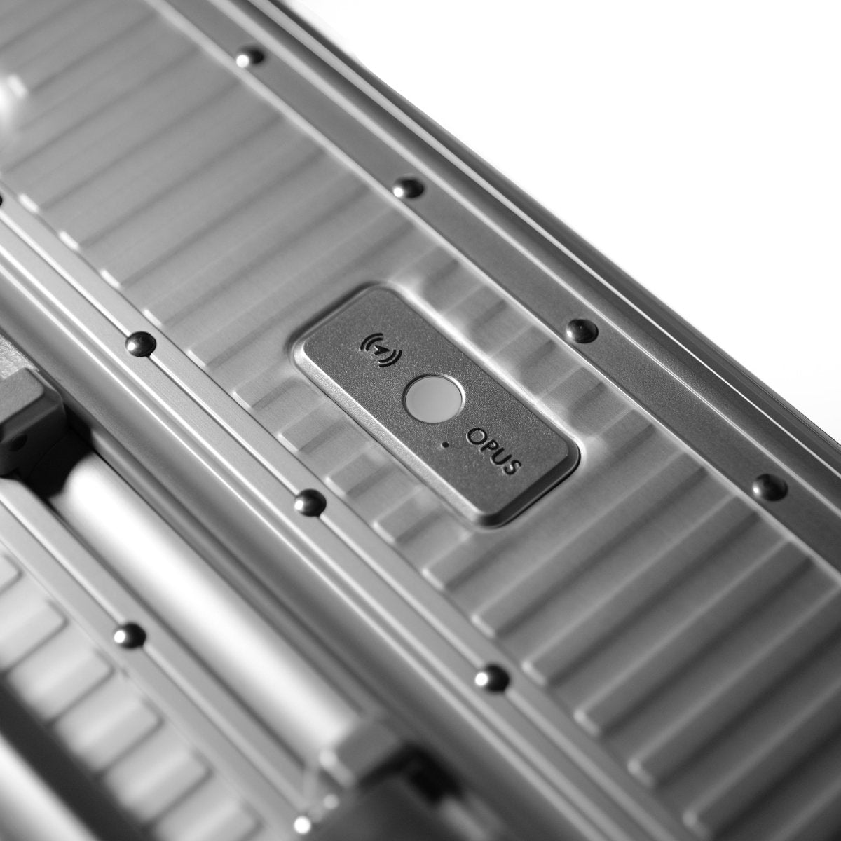 <先行予約>Stripe Aluminum Suitcase(Metallic) Op.13 - OPUS Tracking - aucentic