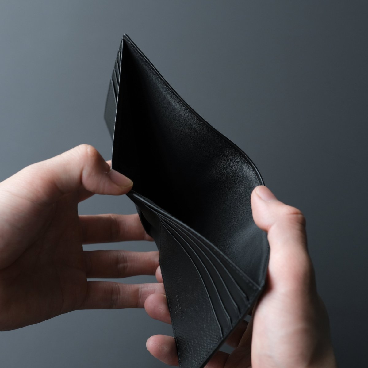 aucentic オーセンティック 二つ折り財布 ワープロラックス　本革ブラック Waprolux-Essential Wallet