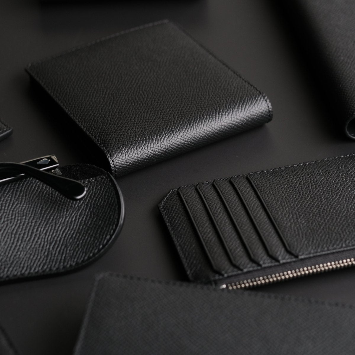 aucentic オーセンティック 二つ折り財布 ワープロラックス　本革ブラック Waprolux-Essential Wallet