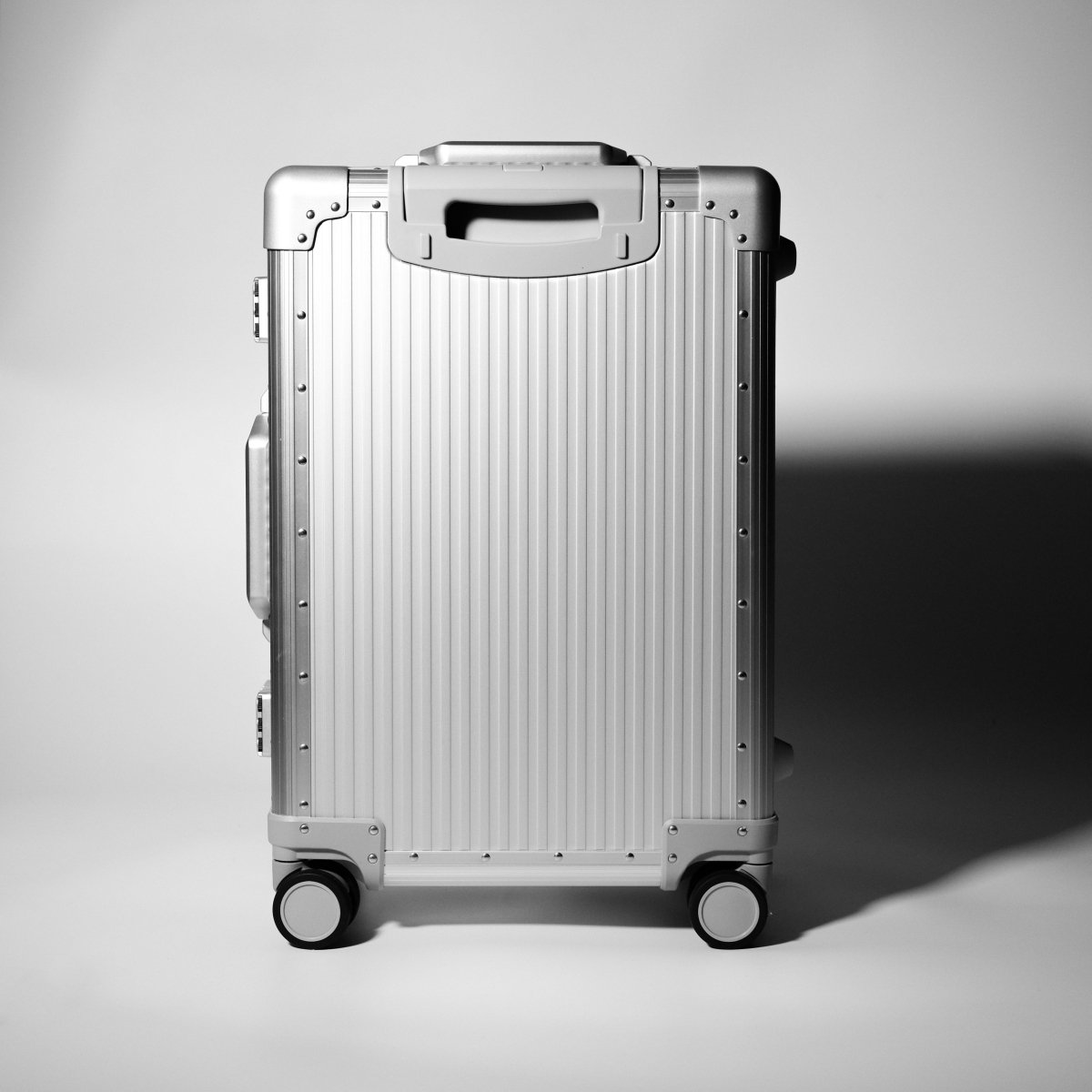 <受注生産 11月25日~ 発送予定>Stripe Aluminum Suitcase(Silver) - aucentic