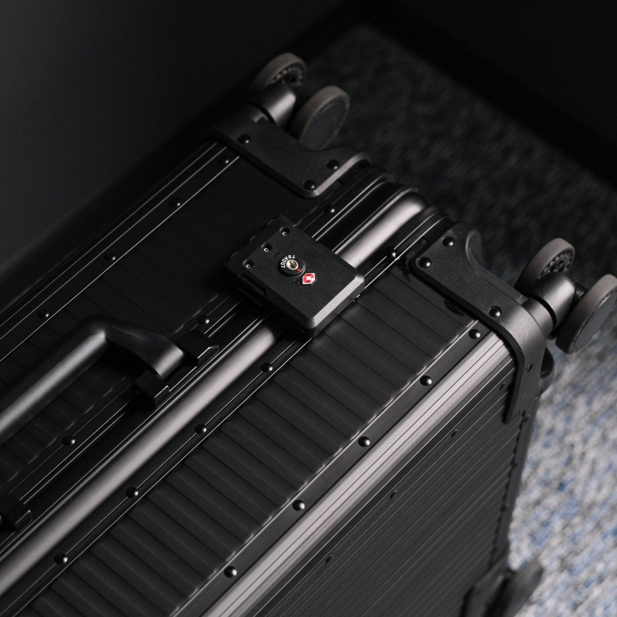 <受注生産 12月18日~ 順次発送>Stripe Aluminum Suitcase(Black) - aucentic