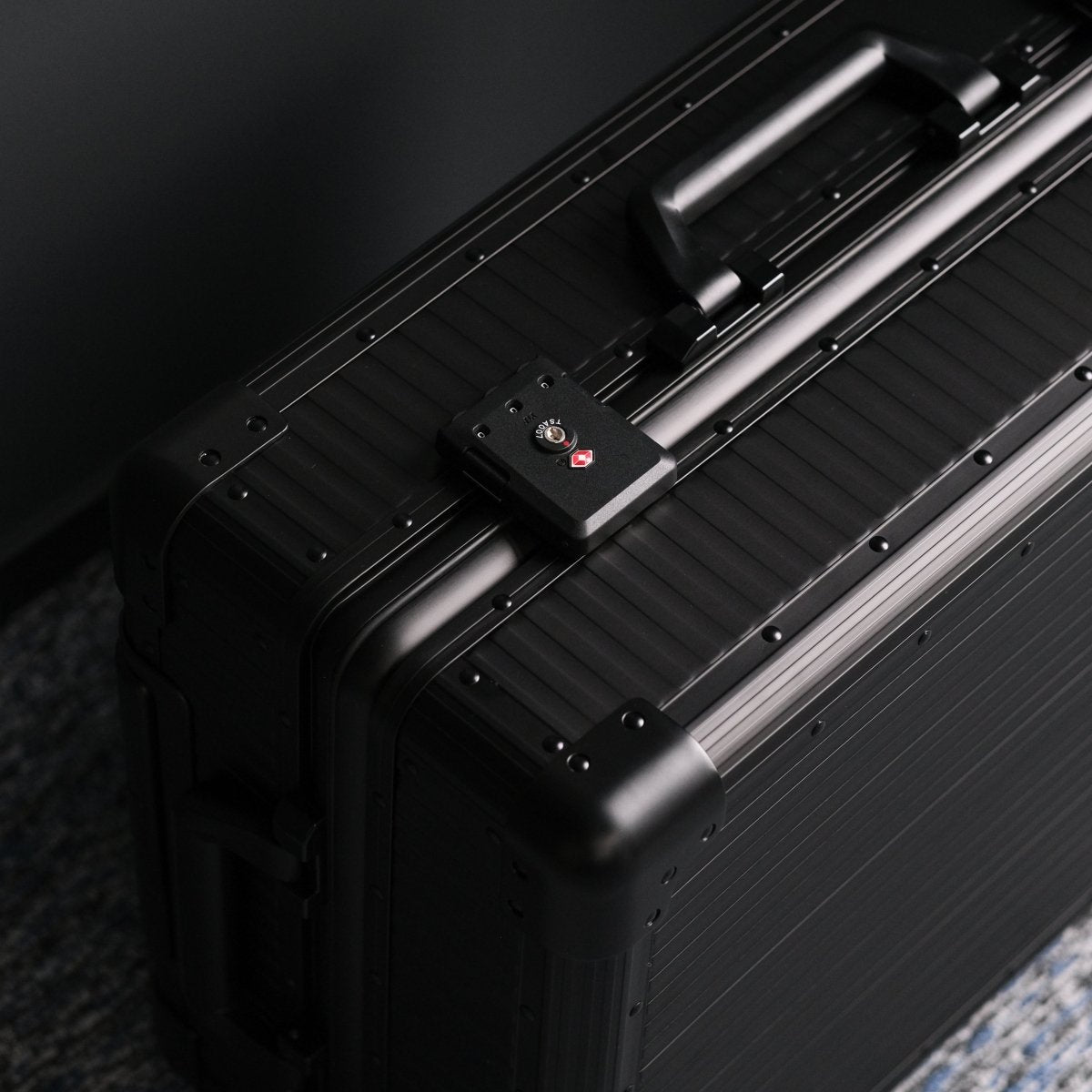 <受注生産 12月18日~ 順次発送>Stripe Aluminum Suitcase(Black) - aucentic