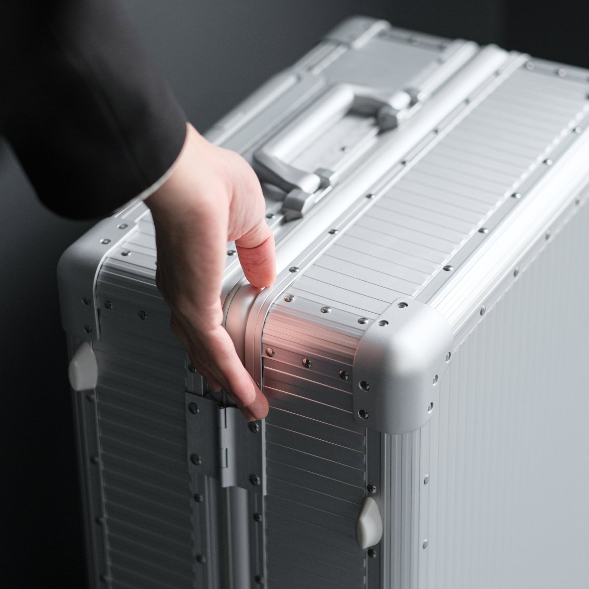 <受注生産 12月18日~ 順次発送>Stripe Aluminum Suitcase(Silver) - aucentic