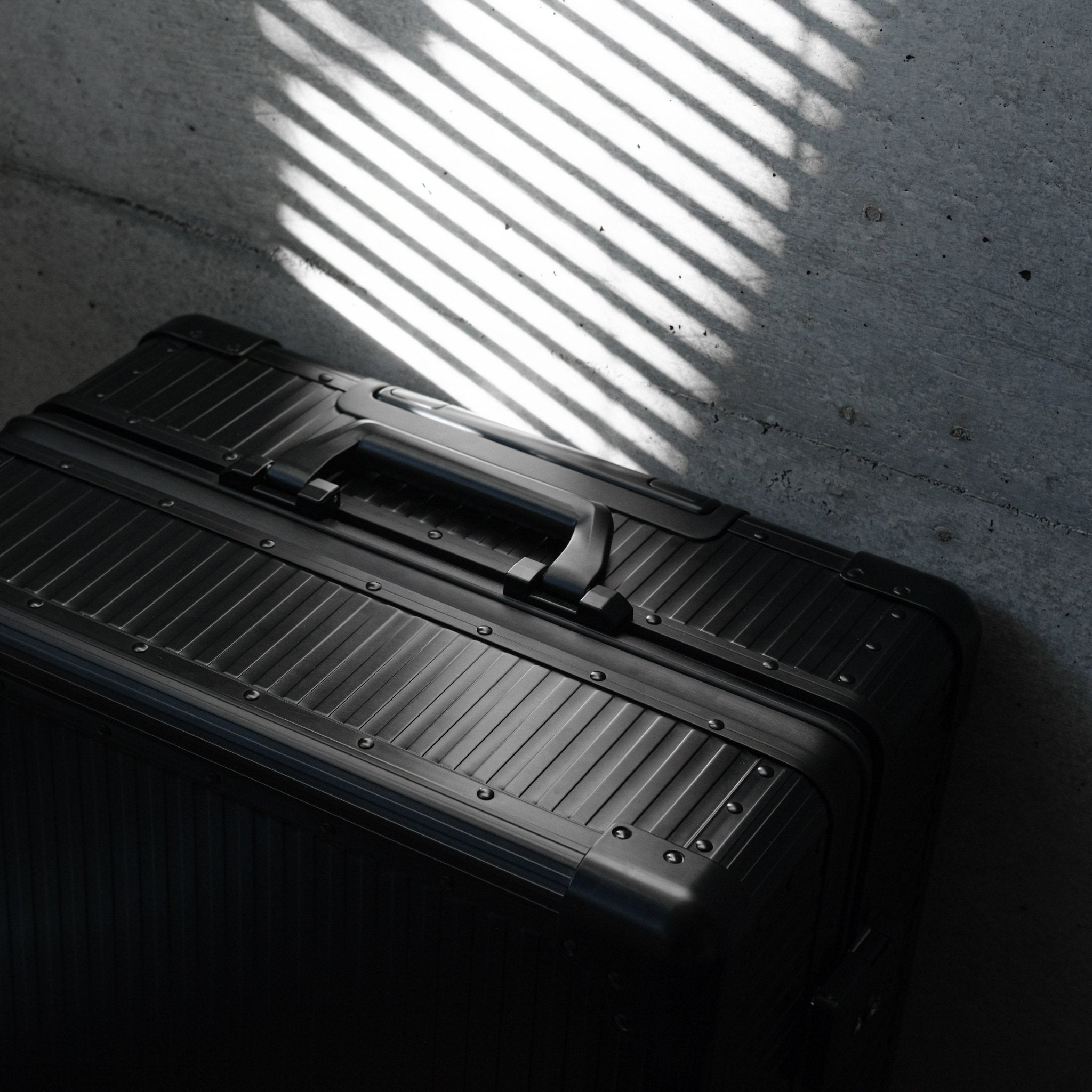 Stripe Aluminum Suitcase(Black)