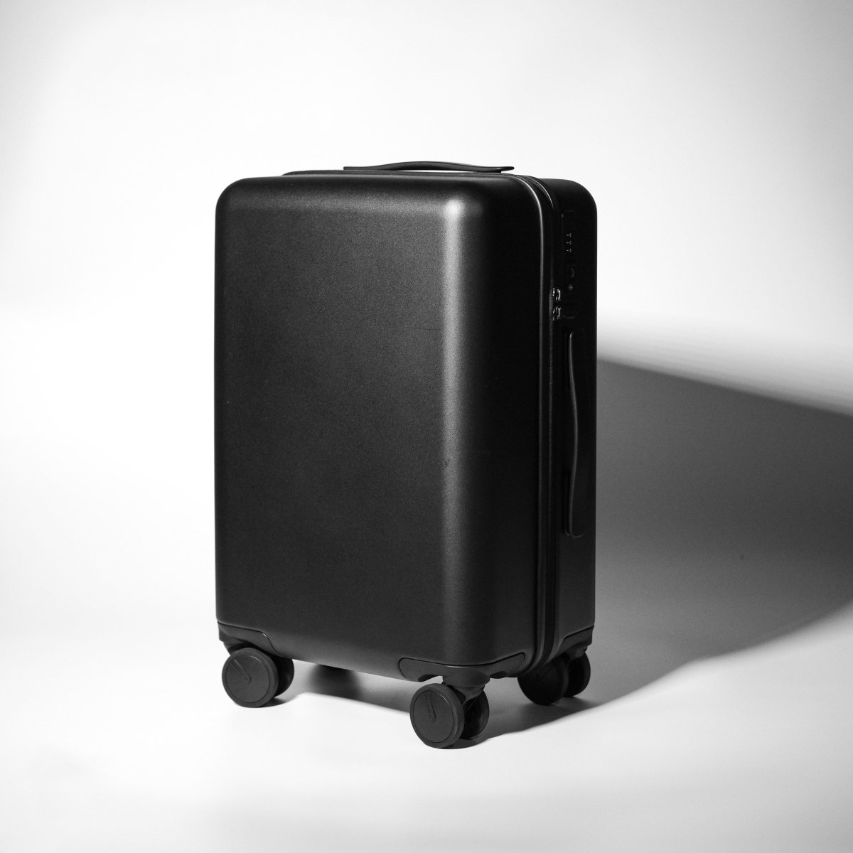 Essential Luxe Suitcase - aucentic